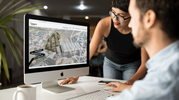 mockup Löwitz Quartier Leipzig, Frau und Mann am iMac