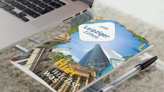 Leipziger Leben Magazin, liegt auf dem Tisch neben MacBook